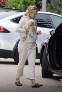 Kate-Hudson---Taking-her-dog-for-a-walk-through-Los-Angeles-10.jpg