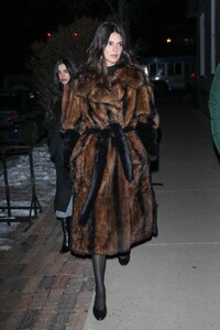 Kendall-Jenner---With-Lauren-Perez-and-David-Waltzer-out-in-Aspen-10.jpg