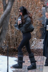 Kendall_Jenner_Out_in_Aspen_12-15-2023__9_.jpg