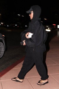 Kim-Kardashian---Arrives-for-her-son-Saints-basketball-game-in-Los-Angeles-02.jpg