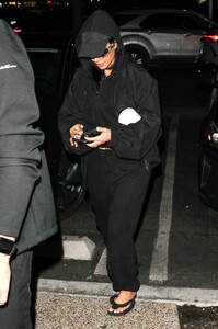 Kim-Kardashian---Arrives-for-her-son-Saints-basketball-game-in-Los-Angeles-05.jpg