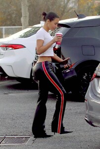 Kim-Kardashian---Seen-at-a-starbucks-with-a-friend-in-Calabasas-06.jpg