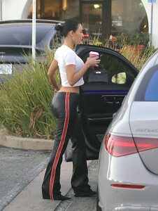 Kim-Kardashian---Seen-at-a-starbucks-with-a-friend-in-Calabasas-07.jpg