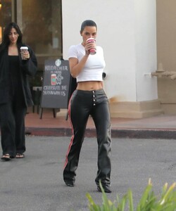 Kim-Kardashian---Seen-at-a-starbucks-with-a-friend-in-Calabasas-18.jpg