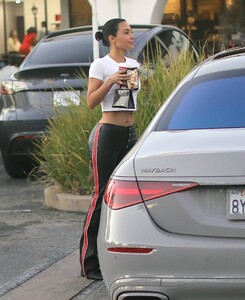 Kim-Kardashian---Seen-at-a-starbucks-with-a-friend-in-Calabasas-20.jpg