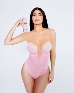 Kylie-Jenner---Photoshoot-for-Kylie-Cosmetics-(December-2023)-02.jpg