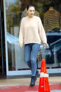Mila-Kunis--Seen-out-with-a-friend-in-Los-Angeles-16.jpg