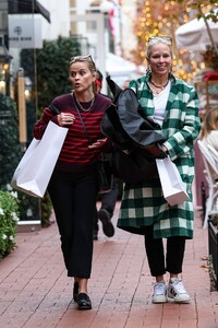 Reese-Witherspoon---Shopping-at-Pacific-Palisades-Mall-01.jpg