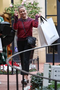 Reese-Witherspoon---Shopping-at-Pacific-Palisades-Mall-09.jpg