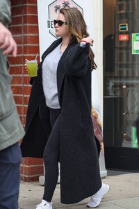 Selena-Gomez---Shopping-in-Beverly-Hills-44.jpg