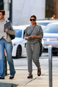 Sofia-Richie---In-a-grey-sweats-with-a-gal-pal-in-West-Hollywood-03.jpg