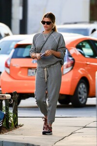 Sofia-Richie---In-a-grey-sweats-with-a-gal-pal-in-West-Hollywood-15.jpg