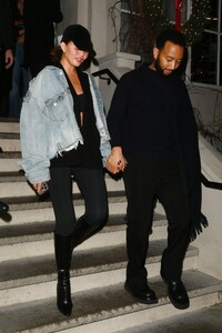 chrissy-teigen-and-john-legend-on-a-dinner-date-at-bondst-japanese-testaurant-in-new-york-12-29-2023-1.jpg