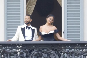 chrissy-teigen-and-john-legend-on-balcony-of-villa-passalacqua-in-como-09-16-2023-0.jpg