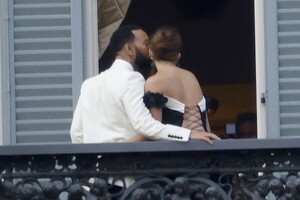 chrissy-teigen-and-john-legend-on-balcony-of-villa-passalacqua-in-como-09-16-2023-1.jpg