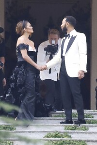 chrissy-teigen-and-john-legend-on-balcony-of-villa-passalacqua-in-como-09-16-2023-2.jpg