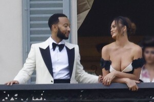 chrissy-teigen-and-john-legend-on-balcony-of-villa-passalacqua-in-como-09-16-2023-3.jpg