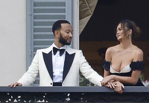chrissy-teigen-and-john-legend-on-balcony-of-villa-passalacqua-in-como-09-16-2023-4.jpg