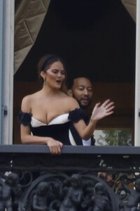 chrissy-teigen-and-john-legend-on-balcony-of-villa-passalacqua-in-como-09-16-2023-5.jpg