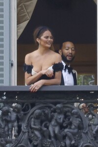 chrissy-teigen-and-john-legend-on-balcony-of-villa-passalacqua-in-como-09-16-2023-6.jpg
