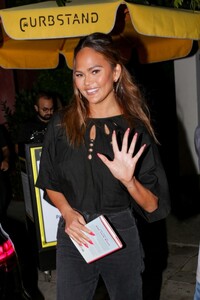 chrissy-teigen-arrives-at-one-fair-wage-s-server-for-an-hour-event-at-gracias-madre-in-west-hollywood-09-21-2023-1.jpg