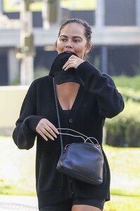 chrissy-teigen-at-a-park-in-bevverly-hills-09-05-2023-5.jpg