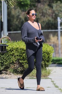 chrissy-teigen-out-in-los-angeles-08-17-2023-2.jpg