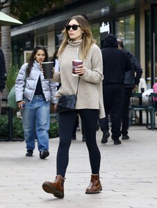 elizabeth-olsen-street-style-shopping-in-studio-city-11-30-2023-2.jpg