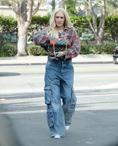 gwen-stefani-out-and-about-in-los-angeles-12-17-2023-3.jpg