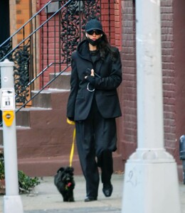 irina-shayk-out-for-a-dog-walk-in-new-york-12-19-2023-5.jpg