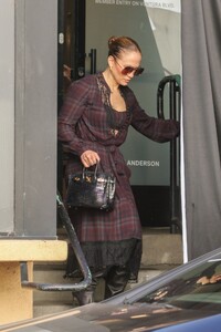 jennifer-lopez-leaves-her-workout-session-in-los-angeles-12-12-2023-4.jpg