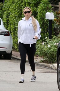 kate-hudson-out-for-morning-walk-in-los-angeles-12-22-2023-0.jpg