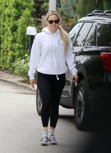 kate-hudson-out-for-morning-walk-in-los-angeles-12-22-2023-2.jpg