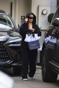 kim-kardashian-leaves-epione-in-los-angeles-12-19-2023-5.jpg