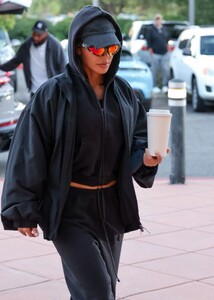 kim-kardashian-out-in-los-angeles-12-08-2023-1.jpg