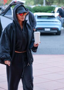 kim-kardashian-out-in-los-angeles-12-08-2023-3.jpg