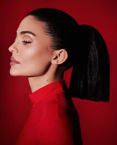 kylie-jenner-for-kylie-cosmetics-december-2023-4.thumb.jpg.1b0fdc8bd09d69241373598e8a4c9039.jpg