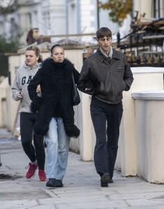 lila-moss-stroll-around-notting-hill-11-28-2023-1.jpg
