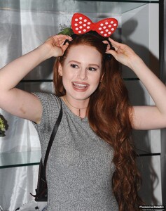 madelaine-petsch-TCA-2016-backstage_28829.jpg