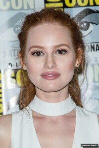 madelaine-petsch-riverdale-sdcc-pressline-002.jpg