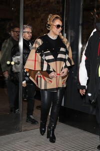 mariah-carey-out-shopping-with-friends-at-prada-in-aspen-12-23-2023-3.jpg