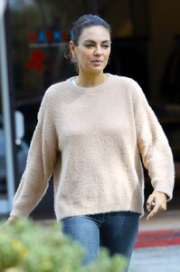 mila-kunis-out-with-a-friend-in-los-angeles-10-25-2023-0.jpg