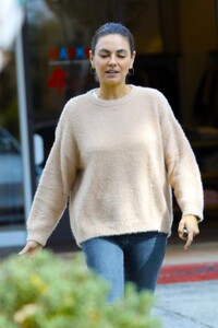 mila-kunis-out-with-a-friend-in-los-angeles-10-25-2023-1.jpg