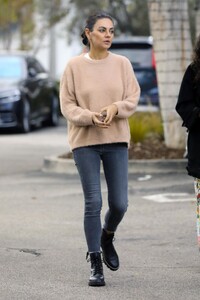 mila-kunis-out-with-a-friend-in-los-angeles-10-25-2023-3.jpg