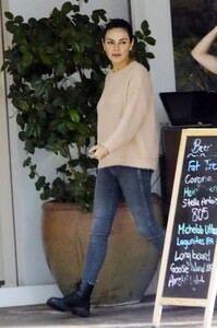 mila-kunis-out-with-a-friend-in-los-angeles-10-25-2023-4.jpg