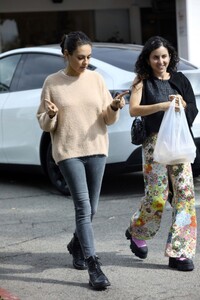 mila-kunis-out-with-a-friend-in-los-angeles-10-25-2023-6.jpg