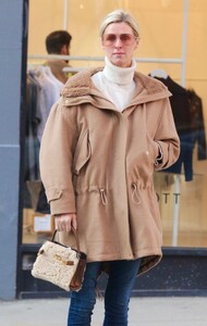 nicky-hilton-out-shopping-in-new-york-12-14-2023-0.jpg