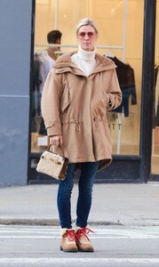 nicky-hilton-out-shopping-in-new-york-12-14-2023-1.jpg