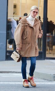 nicky-hilton-out-shopping-in-new-york-12-14-2023-2.jpg