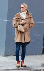 nicky-hilton-out-shopping-in-new-york-12-14-2023-3.jpg